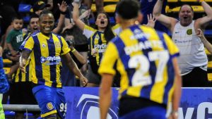 Con un golazo de Campaz, Central le ganó a Lanús en Rosario y lidera su grupo
