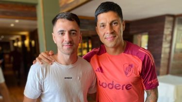 Stork le entregó personalmente un par de canilleras a su ídolo Enzo Pérez. (Foto: Gentileza)