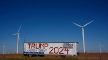 Imagen de Donald Trump advierte que prohibirá nuevos parques eólicos: «Desastre ambiental»