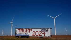 Donald Trump advierte que prohibirá nuevos parques eólicos: «Desastre ambiental»