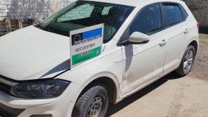 Iba en un auto robado en Neuquén con patente trucha, cocaína y marihuana en el interior