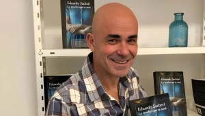 El escritor Eduardo Sacheri salió a desmentir su propia muerte: «Prefiero eso»