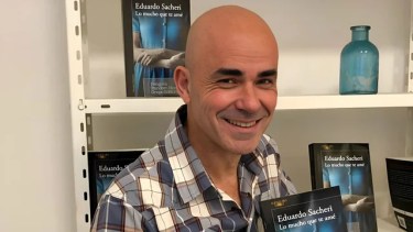 El escritor Eduardo Sacheri salió a desmentir su propia muerte: «Prefiero eso»