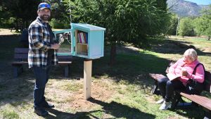 Su hija murió debido a una enfermedad rara y se volcó al voluntariado: donó una biblioteca en Bariloche