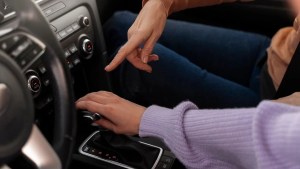 ¿Cuál es el significado de la letra L en la transmisión automática de los vehículos?