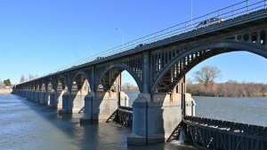 Un joven fue arrastrado en el río Neuquén cerca del dique Ballester: la búsqueda seguirá este miércoles