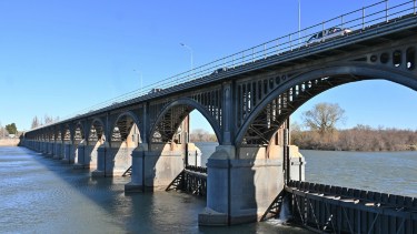 Un joven fue arrastrado en el río Neuquén cerca del dique Ballester: la búsqueda seguirá este miércoles