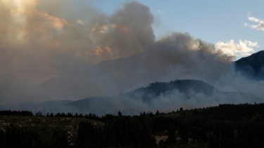 En 10 fotos, el incendio en Epuyén que mantiene en vilo a la población de Chubut: así pasaron la noche