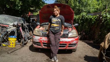 Victoria tiene 20 años. Desde chica recorre los talleres mecánicos, junto a su padre. Foto: Marcelo Martínez