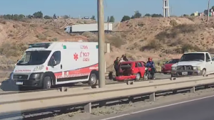 Video | Choque en cadena sobre Ruta 7 cerca del ingreso a Neuquén: dos heridos y un taxi involucrado