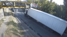 Imagen de Video | Tras el anuncio de controles sobre Ruta 151, un camión chocó contra el puente ferroviario