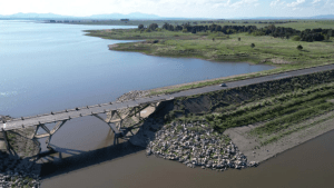 Video | Cayó un vehículo desde el dique Paso de las Piedras en Ruta 51, en Bahía Blanca: estába sumergido a 4 metros de profundidad