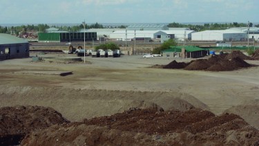El traslado de la tierra contaminada en Neuquén se lleva a Añelo, en una planta que debería tener la capacidad de recibir y tratar más de 300.000 metros cúbicos (foto Oscar Livera)