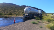 Imagen de Derrame de petróleo sobre la Ruta 40, en Mendoza, cerca de Neuquén: denuncian que fue intencional