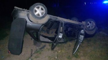 Volvían de Las Grutas y volcaron sobre la Ruta 250