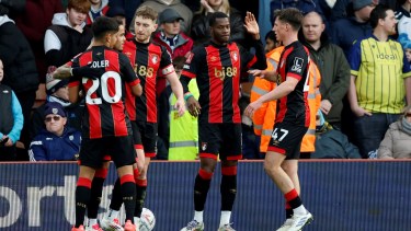 Julio Soler festeja uno de los cinco tantos de Bournemouth con sus nuevos compañeros.
