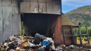 Es uno de los pueblos que más recicla en Neuquén y su planta se quemó: el gobierno comprometió ayuda