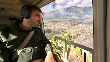 El gobernador indicó que la estancia fue atacada con bombas molotov.  