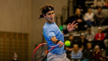 Tomás Etcheverry venció a Budkov Kjaer por la Copa Davis.