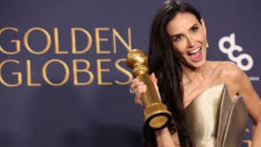 Demi Moore en los Globos de Oro 2025.