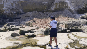Gran susto en Las Grutas: se derrumbó un acantilado en la primera bajada