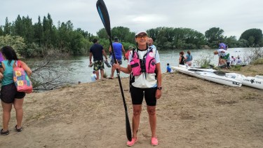 Claudia Renzetti lleva su lucha y su mensaje a la Regata del Río Negro.