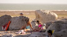 Imagen de Las playas del centro de Las Grutas llenas de gente: del ruido a la paz