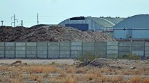 Imagen de Comarsa empezó a retirar su montaña de lodos con petróleo de la meseta de Neuquén