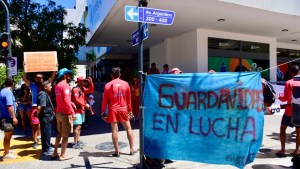 Protesta de guardavidas en el centro de Neuquén este viernes: qué reclaman