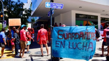 Guardavidas protestaron en Neuquén: la Municipalidad salió a responder el pedido por los sueldos