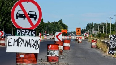 El último tramo entre Fernández Oro y el cruce con Isla Jordán tiene esta escenografía. (Foto Cecilia Maletti)
