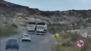 Captaron cuando un camión pasó a otro en una zona prohibida de Paso Córdoba. (Gentileza Somos Noticia).