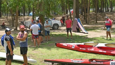 El control de embarcaciones se realizó en el Balneario de Plottier, punto de partida de la primera etapa a correrse este sábado. Foto: Flor Salto.