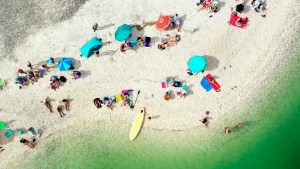 Multas abultadas cerca de Las Grutas por acampar en lugares no habilitados: a cuánto pueden llegar