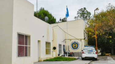 El patrullero atacado en Viedma sufrió daños en su puerta trasera derecha.  