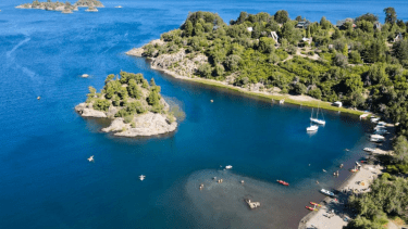 Cerca de Villa Pehuenia existe un lago paradisíaco inolvidable: cuánto sale hospedarse en los alrededores