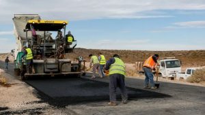 Avanza la pavimentación de la Ruta Provincial 5, una obra clave para conectar Vaca Muerta