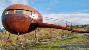 Huevo de Dragón, uno de los alojamientos más excéntricos del mundo está en la Patagonia: cuánto cuesta