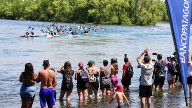 La largada de la 49° edición de la Regata del Río Negro fue en el Balneario de Plottier. Foto: Cecilia Maletti