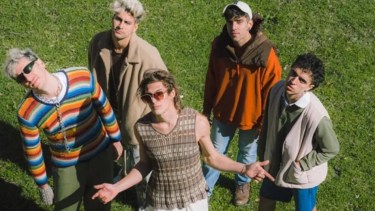 La banda "Un Verano" se presentará en la Fiesta de la Confluencia 2025.