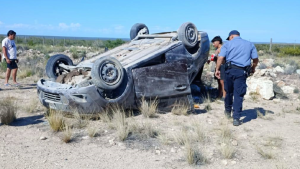 Una familia de Neuquén fue hospitalizada tras un vuelco sobre Ruta 3, cerca de Sierra Grande