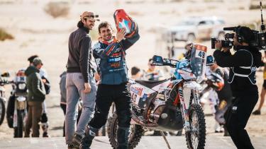 Santiago buscará meterse entre los mejores 25 por los caminos de Arabia Saudita, donde cumple con experiencia Dakar. 