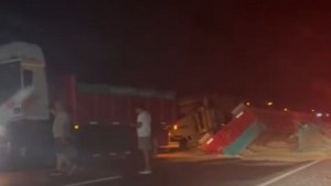 Un camión con arena volcó en la Ruta 22 y complicó el tránsito, a la altura de Cervantes