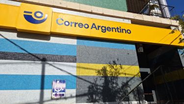 Cerca de 15 personas se agruparon en el portón de la sucursal a exigir su pedido. 