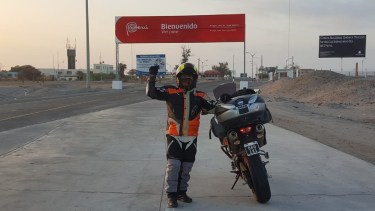 Flavio Magaña junto a su moto Harley Davidson. Foto: Gentileza.