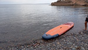 Tragedia en Neuquén: un joven murió ahogado en el lago Mari Menuco tras volcarse su tabla de SUP