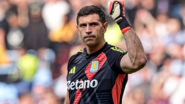 Un campeón del mundo podría ser compañero del Dibu Martínez en Aston Villa.
