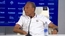 Imagen de Miguel Russo suspendió la conferencia tras la violenta irrupción de hinchas de Gimnasia