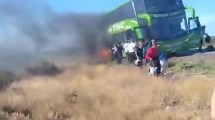 Imagen de Impactante incendio de un colectivo en medio de la ruta en Chubut: quedó reducido a cenizas