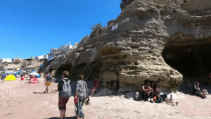 Un niño de 10 años cayó desde un acantilado en Las Grutas: «De repente todos empezaron a gritar», el relato de un testigo